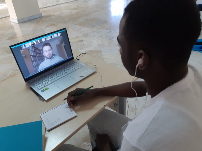 TRT'nin 'Gençler için Gazetecilik' eğitimleri çevrimiçi yapılıyor
